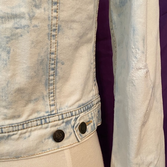 Free People Faded Blue Jean Jacket. Size 0. - Picture 4 of 6